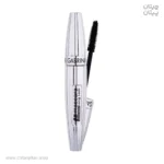 ریمل حجم دهنده گابرینی 3D LONG LASH ویژگی برجسته این ریمل، برس سه‌بعدی حرفه‌ای آن است که به‌طور دقیق تمام تارهای مژه را از ریشه تا نوک در بر می‌گیرد و پوشش یکنواختی ارائه می‌دهد. این برس کمک می‌کند محصول به‌خوبی پخش شود و حتی مژه‌های کوتاه‌تر را نیز بلندتر، تفکیک‌شده و حجم‌دار نشان دهد. نتیجه این کار، چشم‌هایی براق‌تر، بازتر و با عمق بیشتر است که جذابیت آرایش چشم را چند برابر می‌کند. فرمول مشکی غنی 3D Long Lash باعث می‌شود مژه‌ها نمایی پررنگ، قابل‌توجه و چشمگیر داشته باشند، در حالی که از ایجاد توده‌های سنگین یا چسبیدگی بین تارهای مژه جلوگیری می‌کند. این ترکیب باعث می‌شود ریمل هم برای استایل طبیعی روزانه مناسب باشد و هم بتوان با چند لایه از آن نمایی پررنگ‌تر و برجسته‌تر برای مراسم یا مهمانی ایجاد کرد. این ریمل با ماندگاری مناسب در برابر تعریق و رطوبت، از پخش شدن یا ریزش جلوگیری می‌کند و ظاهر آرایش چشم را برای ساعات طولانی حفظ می‌نماید. همچنین، قابلیت استفاده روی مژه‌های بالا و پایین به تو این امکان را می‌دهد که فرم دلخواه و متعادل‌تری برای آرایشت ایجاد کنی. اگر به دنبال یک ریمل حجم‌دهنده و بلندکننده مؤثر هستی که مژه‌ها را بدون سنگینی نشان دهد، بافت را تفکیک کند و چشم‌ها را برجسته‌تر نماید، ریمل 3D Long Lash گابرینی انتخابی حرفه‌ای، کاربردی و مناسب برای تکمیل روتین آرایشی تو خواهد بود