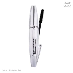 ریمل حجم دهنده گابرینی 3D LONG LASH ویژگی برجسته این ریمل، برس سه‌بعدی حرفه‌ای آن است که به‌طور دقیق تمام تارهای مژه را از ریشه تا نوک در بر می‌گیرد و پوشش یکنواختی ارائه می‌دهد. این برس کمک می‌کند محصول به‌خوبی پخش شود و حتی مژه‌های کوتاه‌تر را نیز بلندتر، تفکیک‌شده و حجم‌دار نشان دهد. نتیجه این کار، چشم‌هایی براق‌تر، بازتر و با عمق بیشتر است که جذابیت آرایش چشم را چند برابر می‌کند. فرمول مشکی غنی 3D Long Lash باعث می‌شود مژه‌ها نمایی پررنگ، قابل‌توجه و چشمگیر داشته باشند، در حالی که از ایجاد توده‌های سنگین یا چسبیدگی بین تارهای مژه جلوگیری می‌کند. این ترکیب باعث می‌شود ریمل هم برای استایل طبیعی روزانه مناسب باشد و هم بتوان با چند لایه از آن نمایی پررنگ‌تر و برجسته‌تر برای مراسم یا مهمانی ایجاد کرد. این ریمل با ماندگاری مناسب در برابر تعریق و رطوبت، از پخش شدن یا ریزش جلوگیری می‌کند و ظاهر آرایش چشم را برای ساعات طولانی حفظ می‌نماید. همچنین، قابلیت استفاده روی مژه‌های بالا و پایین به تو این امکان را می‌دهد که فرم دلخواه و متعادل‌تری برای آرایشت ایجاد کنی. اگر به دنبال یک ریمل حجم‌دهنده و بلندکننده مؤثر هستی که مژه‌ها را بدون سنگینی نشان دهد، بافت را تفکیک کند و چشم‌ها را برجسته‌تر نماید، ریمل 3D Long Lash گابرینی انتخابی حرفه‌ای، کاربردی و مناسب برای تکمیل روتین آرایشی تو خواهد بود